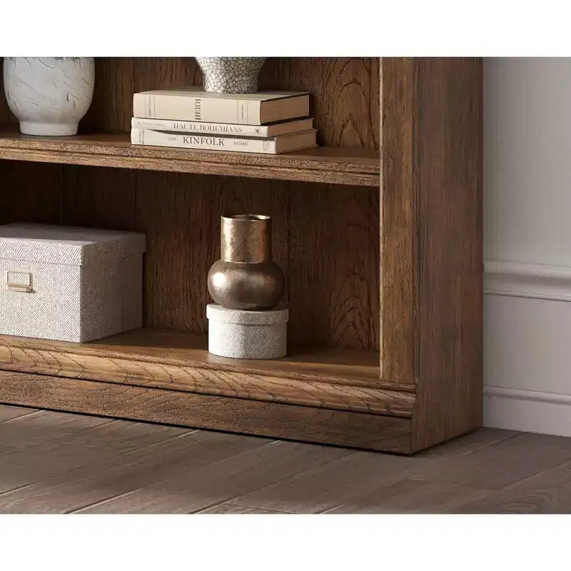 Estante alta tradicional de madeira com arrumação, coleção Stratton, castanho - Martin Furniture