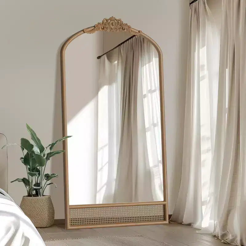 37 in. W x 71 in. H Klassischer Wandspiegel mit geschnitztem Bogen, Holzrahmen und Rattan-Unterseite in Braun