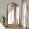 37 in. W x 71 in. H Klassischer Wandspiegel mit geschnitztem Bogen, Holzrahmen und Rattan-Unterseite in Braun