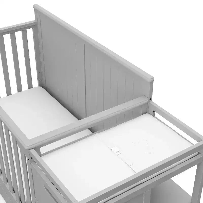 5-in-1-Umbaubett für Babys mit Wickelaufsatz und Schublade