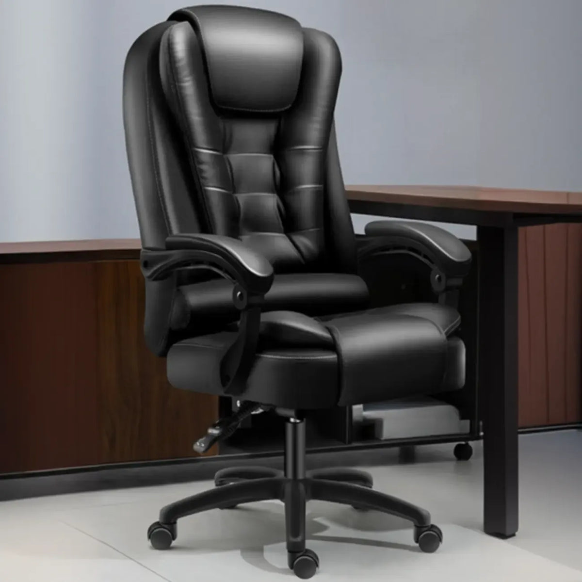 Ergonomické otočné kancelářské křeslo z černé kůže s podnožkou
