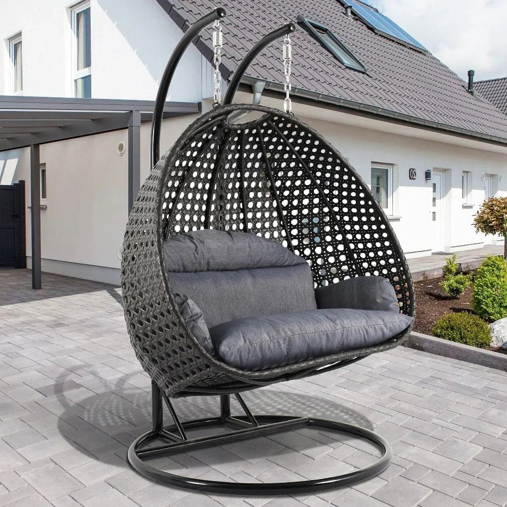 LeisureMod hängender Doppelsitz-Eierstuhl mit Gestell – Outdoor-/Indoor-Hängesessel aus Rattan-Geflecht für Terrasse, Schaukel und Hängeliege mit Polstern