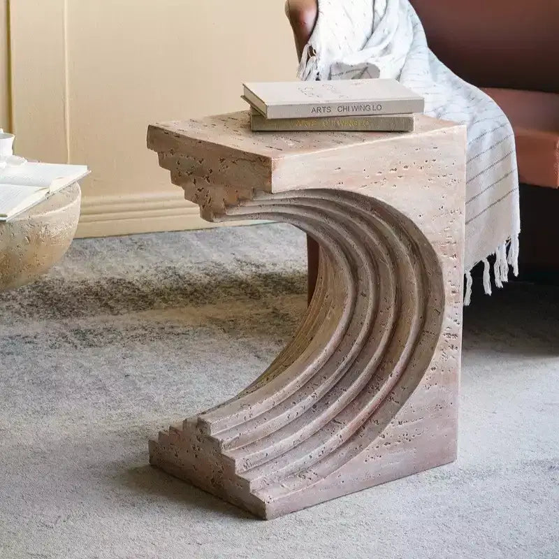 Tavolino laterale ad arco scultoreo moderno e leggero Taehyung in cemento con finitura finto travertino