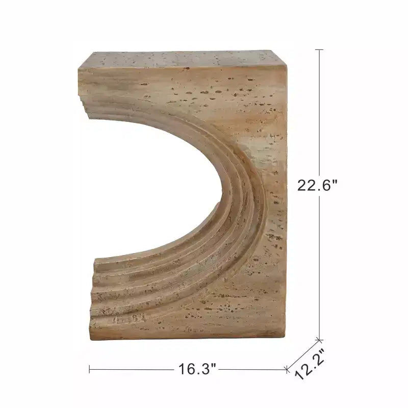 Tavolino laterale ad arco scultoreo moderno e leggero Taehyung in cemento con finitura finto travertino