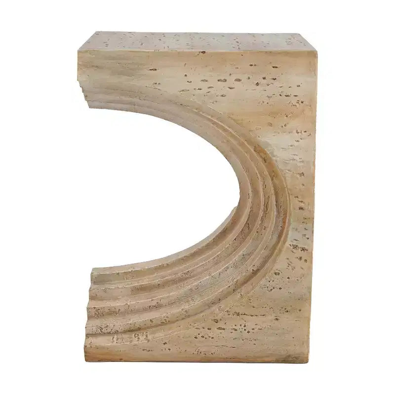 Tavolino laterale ad arco scultoreo moderno e leggero Taehyung in cemento con finitura finto travertino