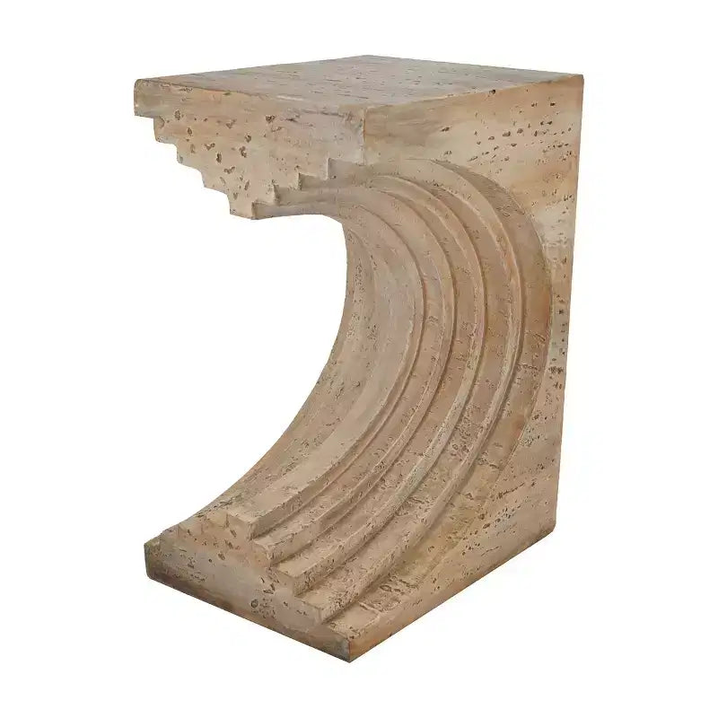 Tavolino laterale ad arco scultoreo moderno e leggero Taehyung in cemento con finitura finto travertino