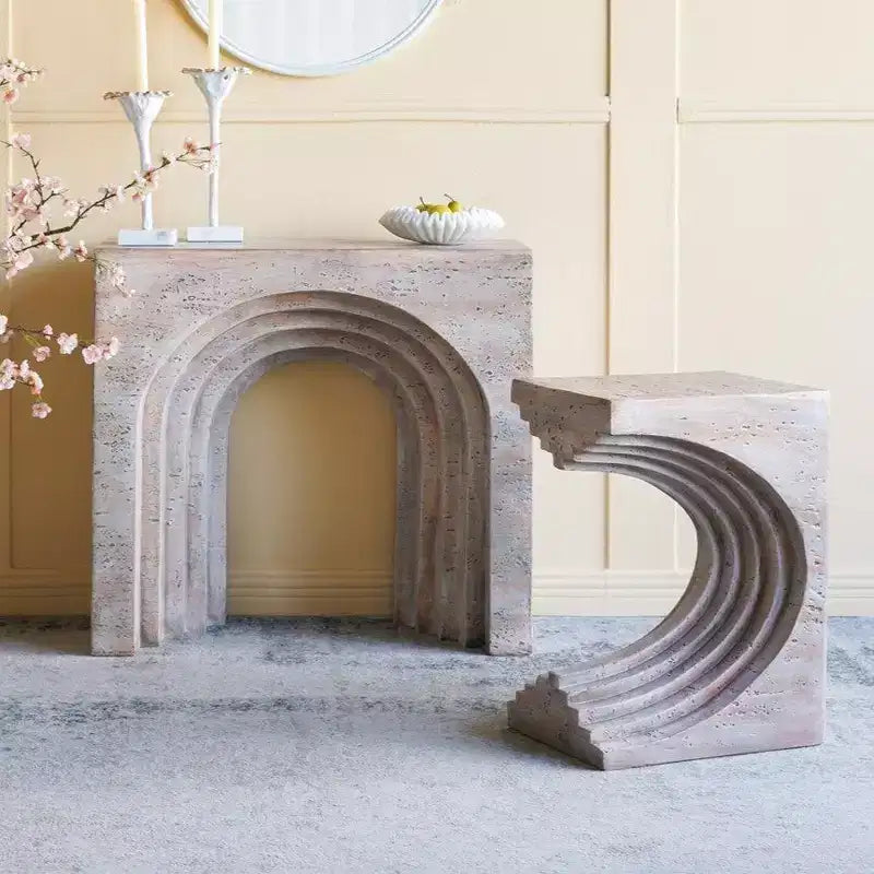 Tavolino laterale ad arco scultoreo moderno e leggero Taehyung in cemento con finitura finto travertino