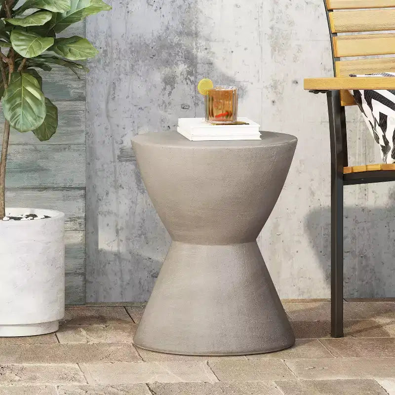 Tavolino da Esterno in Cemento Leggero Design Moderno Scultoreo, Resistente alle Intemperie e Facile da Spostare per Patio, Balcone o Giardino