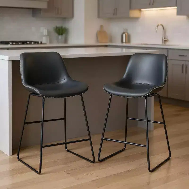 Set di due sedie da bar con schienale basso in similpelle nera e metallo, altezza bancone
