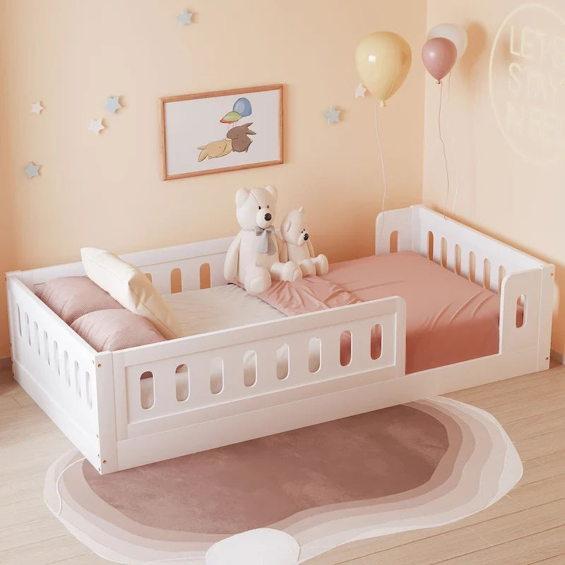 Letto a piattaforma in legno bianco dal design moderno per bambini con spondina di sicurezza per camera da letto