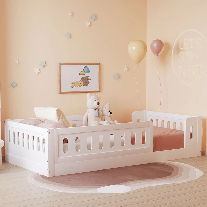 Letto a piattaforma in legno bianco dal design moderno per bambini con spondina di sicurezza per camera da letto