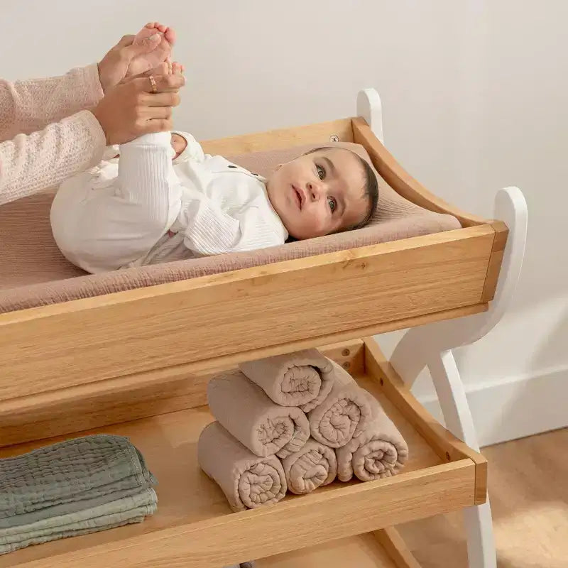 Mesa muda-fraldas Comfy Cubs - construção robusta em madeira, visual intemporal, com duas prateleiras abertas para artigos essenciais do bebé