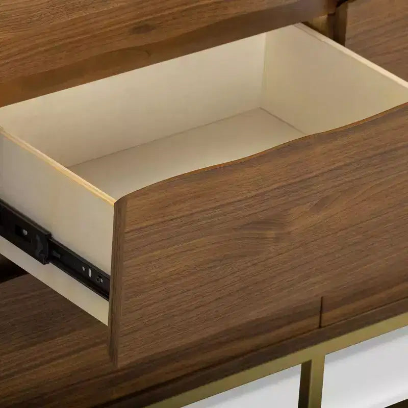 Cómoda moderna com 6 gavetas, design de bordo natural, base metálica e construção durável em madeira mista