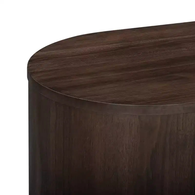 Cómoda moderna com 6 gavetas, design de bordo natural, base metálica e construção durável em madeira mista