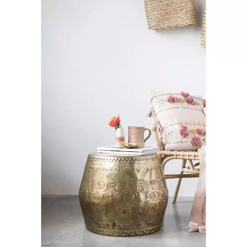 Tavolino con Accenti Laterali a Tamburo in Metallo Sbalzato Finitura Ottone