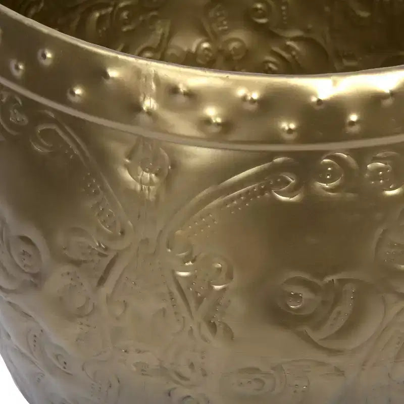 Tavolino con Accenti Laterali a Tamburo in Metallo Sbalzato Finitura Ottone