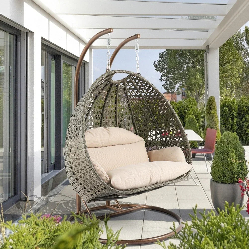 LeisureMod hängender Doppelsitz-Eierstuhl mit Gestell – Outdoor-/Indoor-Hängesessel aus Rattan-Geflecht für Terrasse, Schaukel und Hängeliege mit Polstern