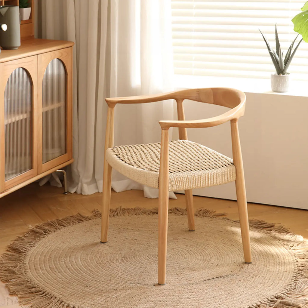 Chaise de salle à manger scandinave avec structure en bois courbé, assise tressée et accoudoirs