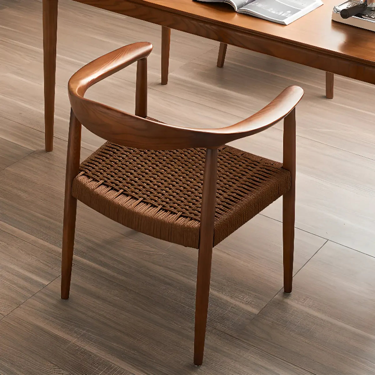 Chaise de salle à manger scandinave avec structure en bois courbé, assise tressée et accoudoirs