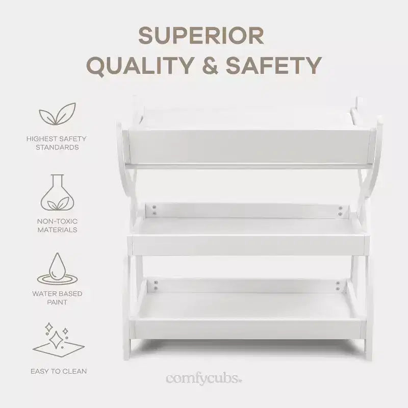 Mesa muda-fraldas Comfy Cubs - construção robusta em madeira, visual intemporal, com duas prateleiras abertas para artigos essenciais do bebé