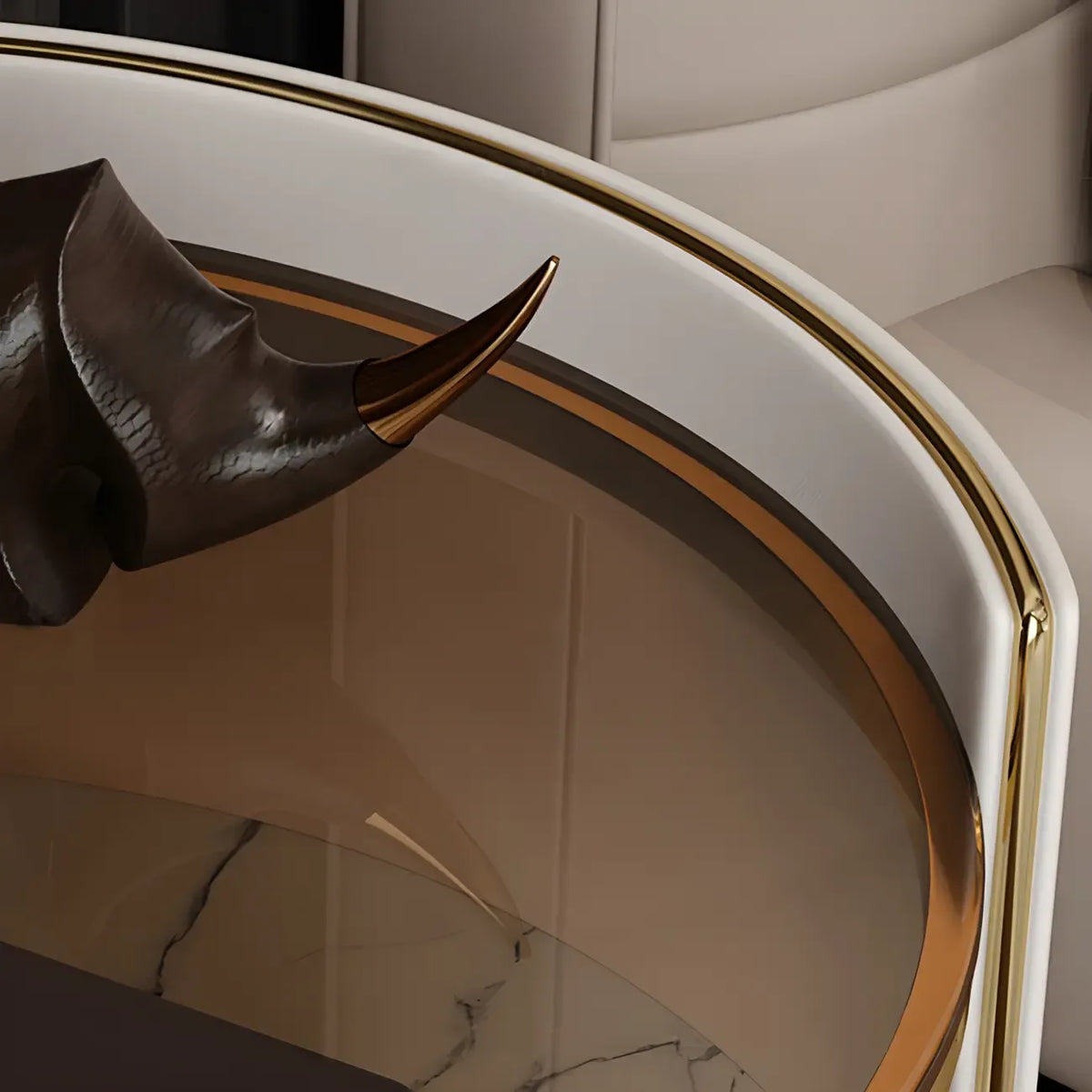 Mesa de cabeceira de luxo com tampo de vidro, gaveta de arrumação e nicho aberto