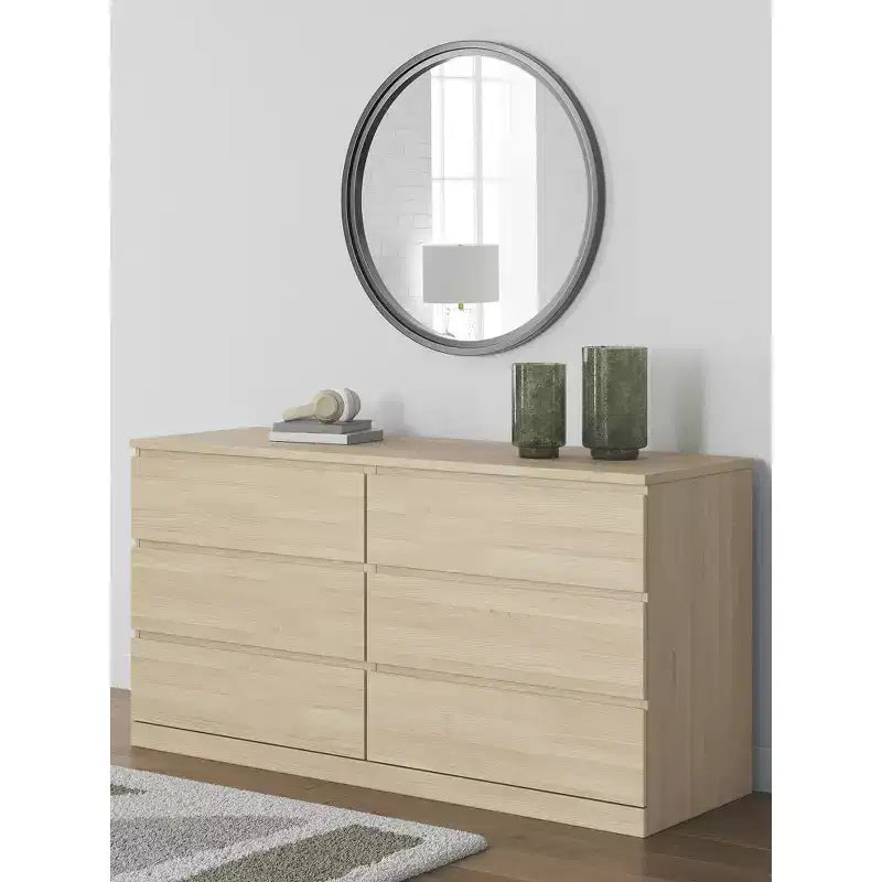 Moderní komoda Signature Design by Ashley Onita se 6 zásuvkami, komoda s povrchovou úpravou z přírodního hnědého dřeva a designem bez kování