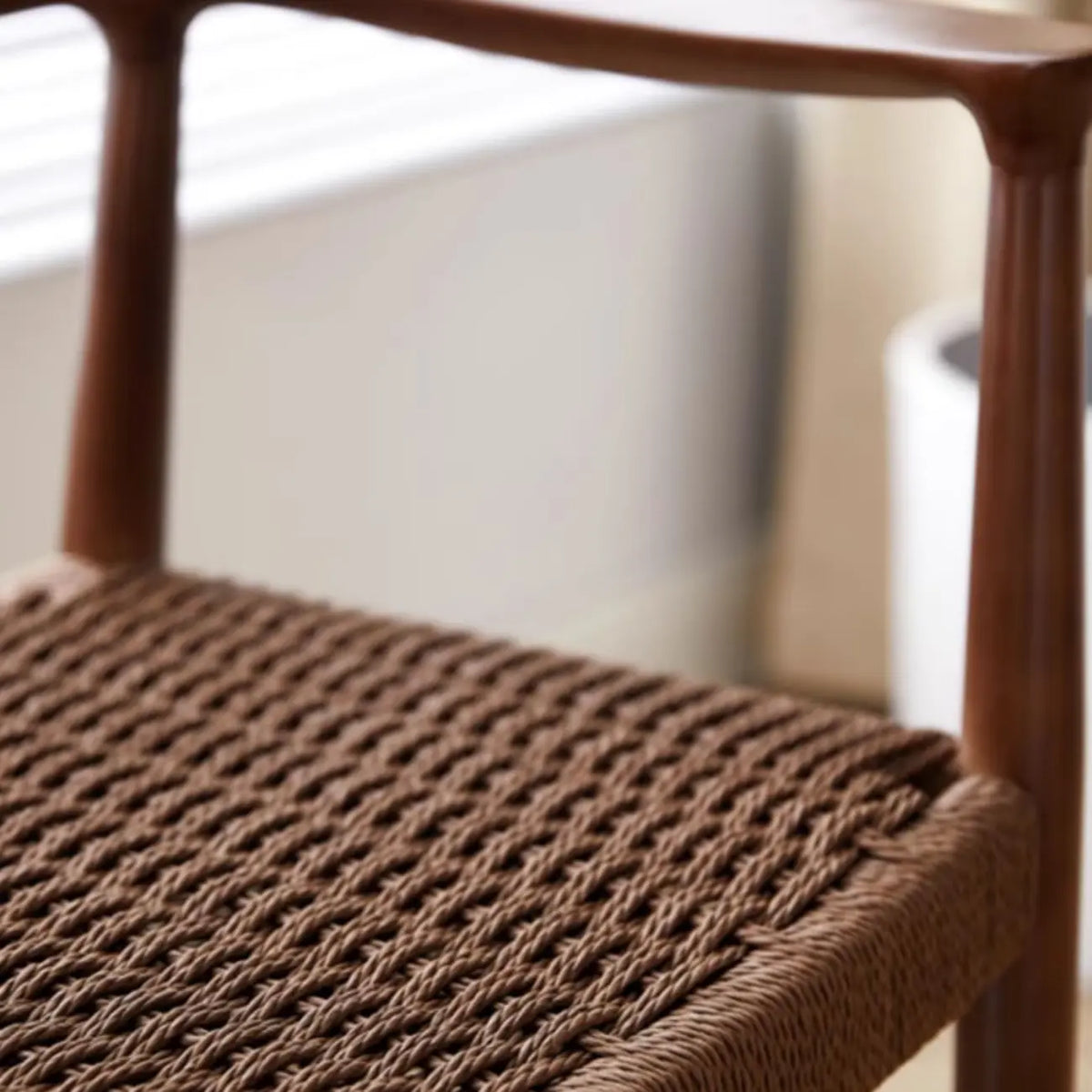 Chaise de salle à manger scandinave avec structure en bois courbé, assise tressée et accoudoirs