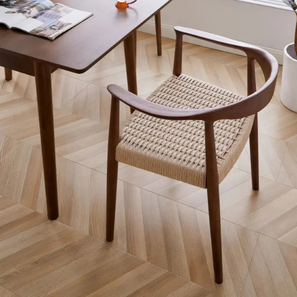 Chaise de salle à manger scandinave avec structure en bois courbé, assise tressée et accoudoirs