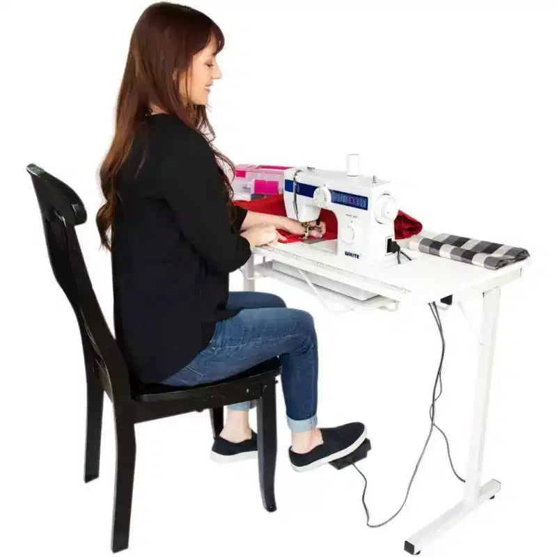 Mesa de costura portátil e dobrável SewingRite SewStation 101 com pernas de aço, branca - perfeita para casa, escritório e empresa