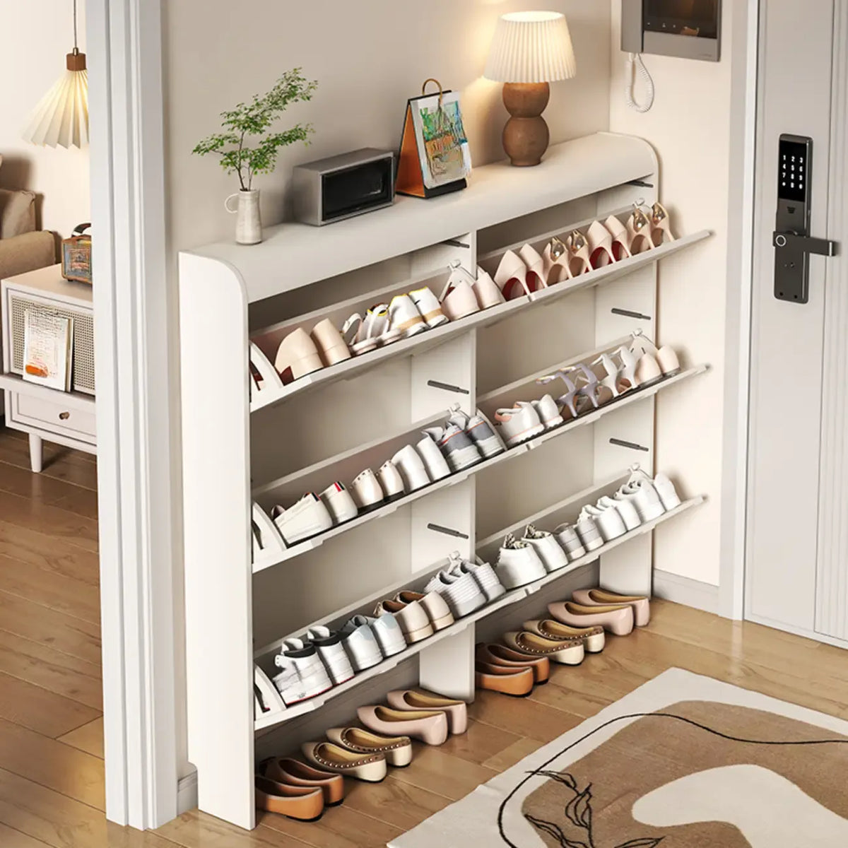 Smalle witte houten schoenenkast met 3 niveaus en neerklapbare voorklep