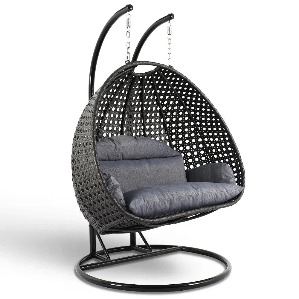 LeisureMod hängender Doppelsitz-Eierstuhl mit Gestell – Outdoor-/Indoor-Hängesessel aus Rattan-Geflecht für Terrasse, Schaukel und Hängeliege mit Polstern