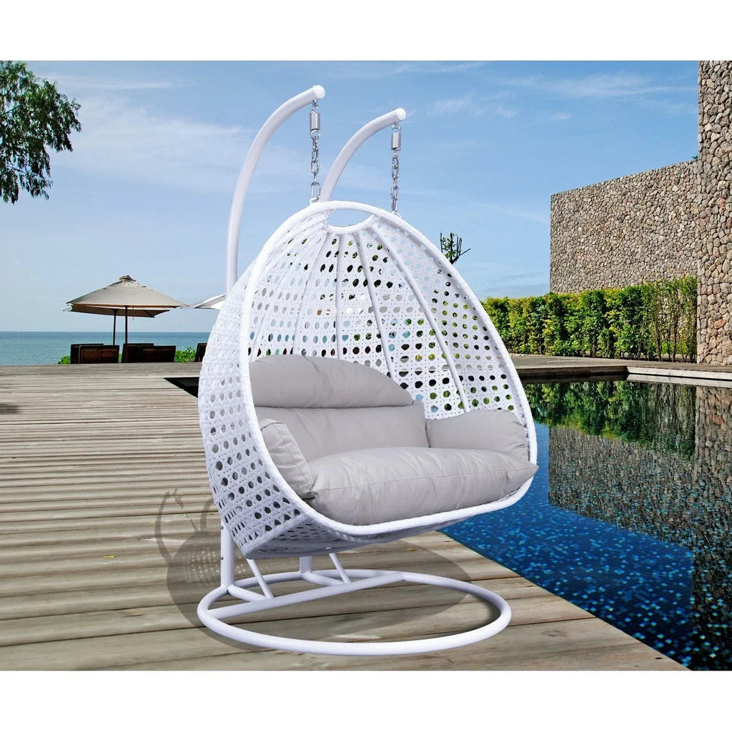 LeisureMod hängender Doppelsitz-Eierstuhl mit Gestell – Outdoor-/Indoor-Hängesessel aus Rattan-Geflecht für Terrasse, Schaukel und Hängeliege mit Polstern
