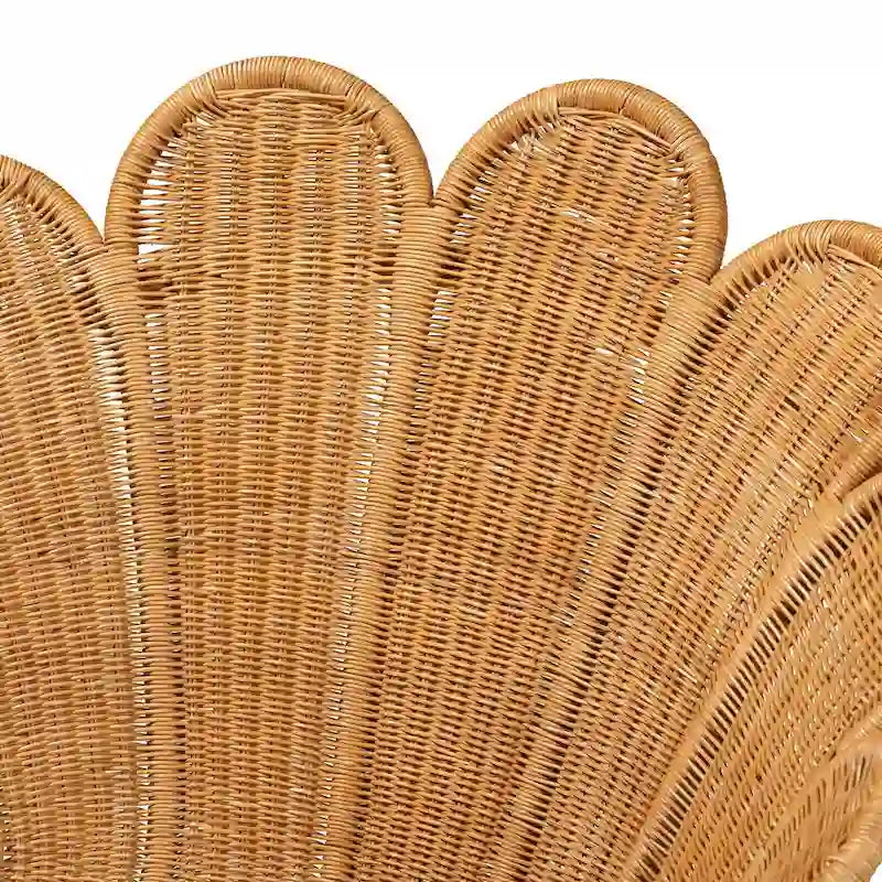 Fotel akcentowy Blossom Bohemian Honey z rattanu, w kształcie kwiatu
