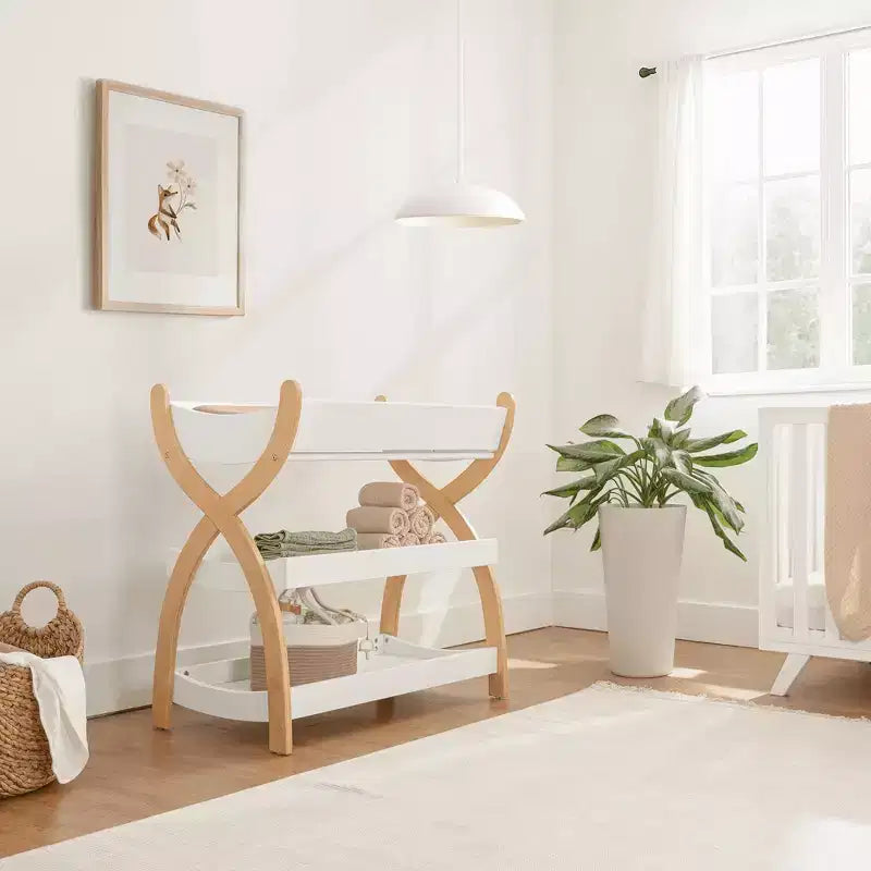 Mesa muda-fraldas Comfy Cubs - construção robusta em madeira, visual intemporal, com duas prateleiras abertas para artigos essenciais do bebé