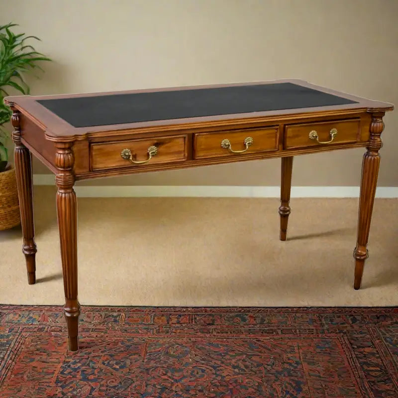 Scrivania in stile vittoriano in mogano massello marrone scuro / marrone chiaro con piano in pelle nera e 3 cassetti - Unità singola