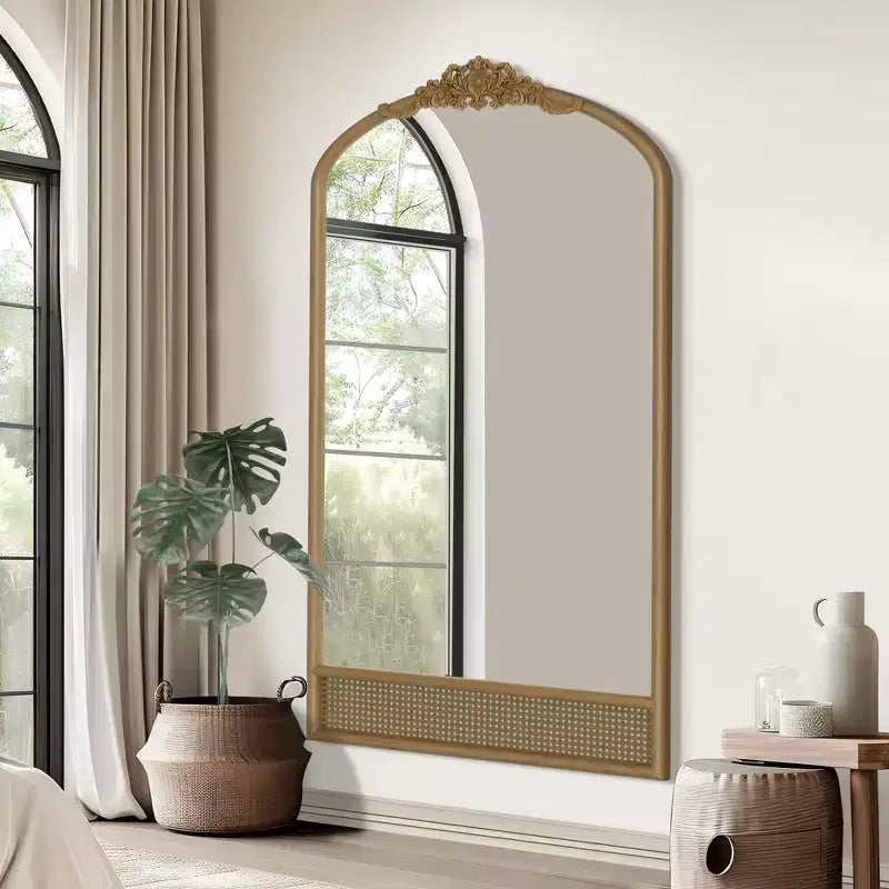 37 in. W x 71 in. H Klassischer Wandspiegel mit geschnitztem Bogen, Holzrahmen und Rattan-Unterseite in Braun
