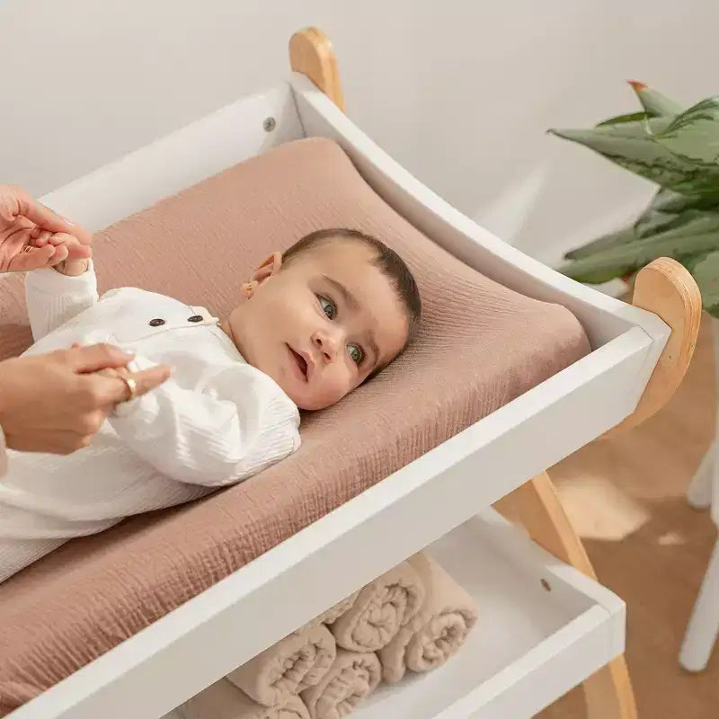 Mesa muda-fraldas Comfy Cubs - construção robusta em madeira, visual intemporal, com duas prateleiras abertas para artigos essenciais do bebé