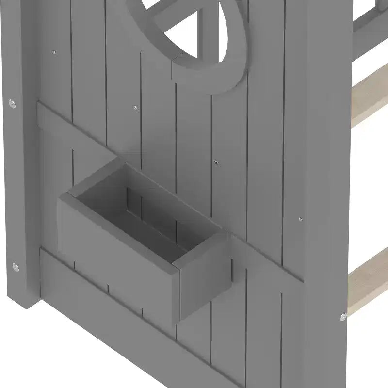 Bodenbett in Hausform mit integrierten Ablagefächern und Latten-Dach