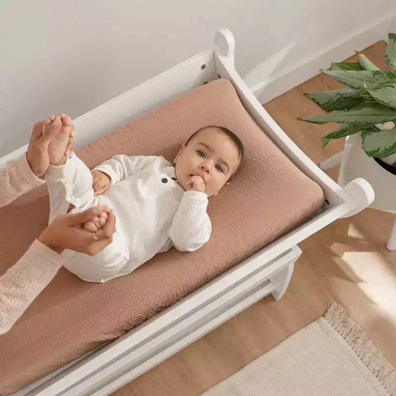 Mesa muda-fraldas Comfy Cubs - construção robusta em madeira, visual intemporal, com duas prateleiras abertas para artigos essenciais do bebé