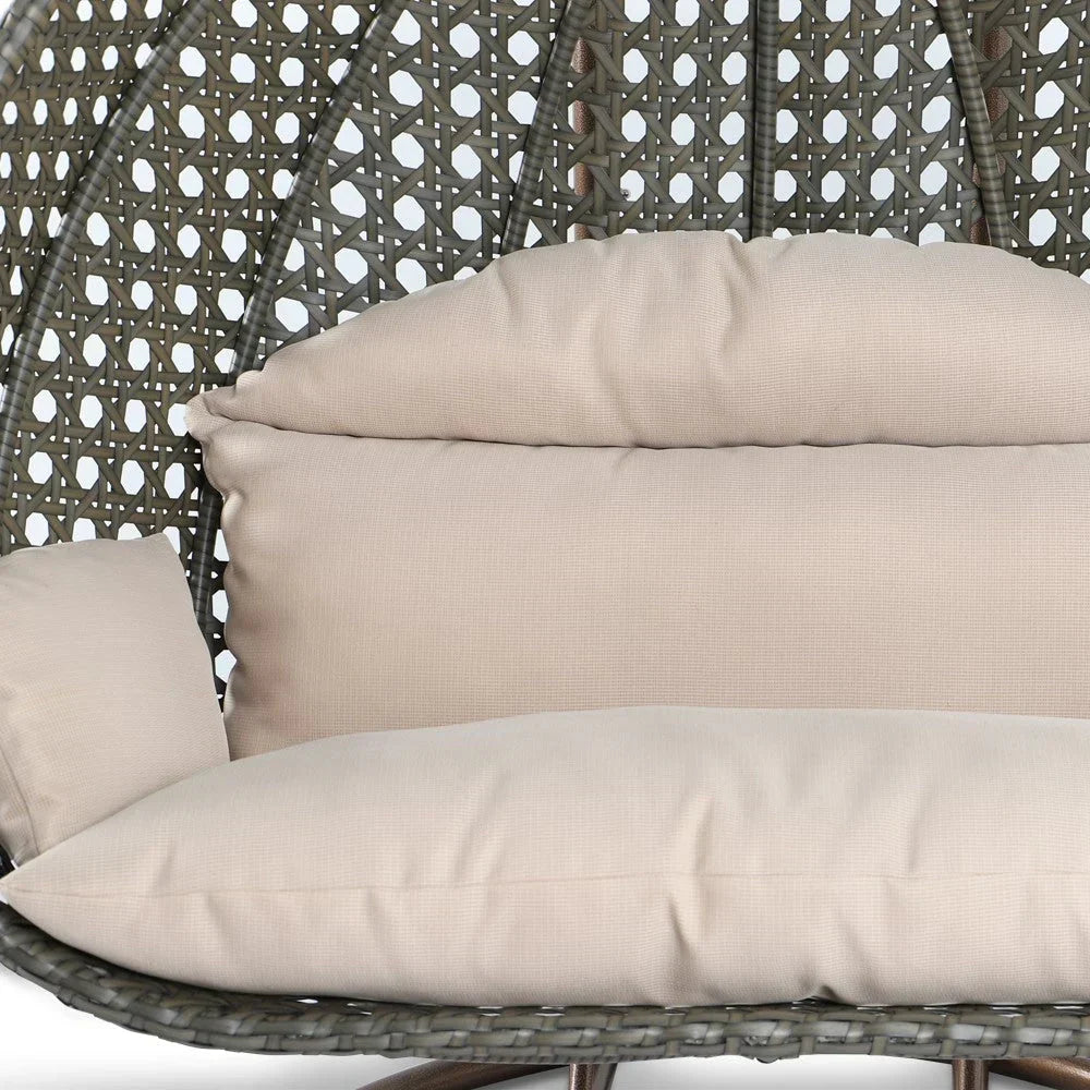 LeisureMod hängender Doppelsitz-Eierstuhl mit Gestell – Outdoor-/Indoor-Hängesessel aus Rattan-Geflecht für Terrasse, Schaukel und Hängeliege mit Polstern