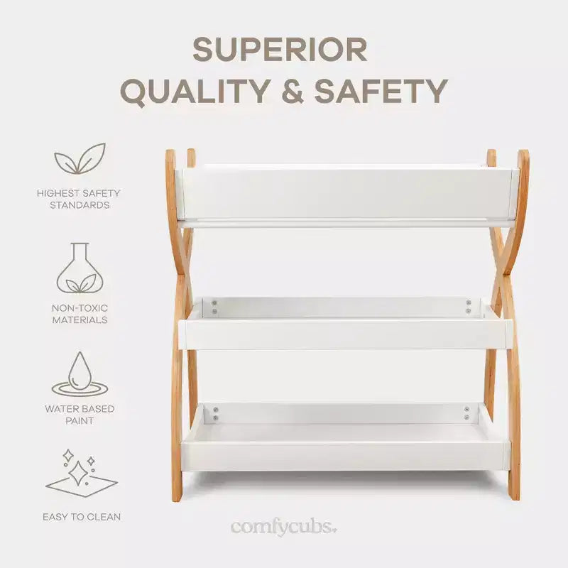Mesa muda-fraldas Comfy Cubs - construção robusta em madeira, visual intemporal, com duas prateleiras abertas para artigos essenciais do bebé