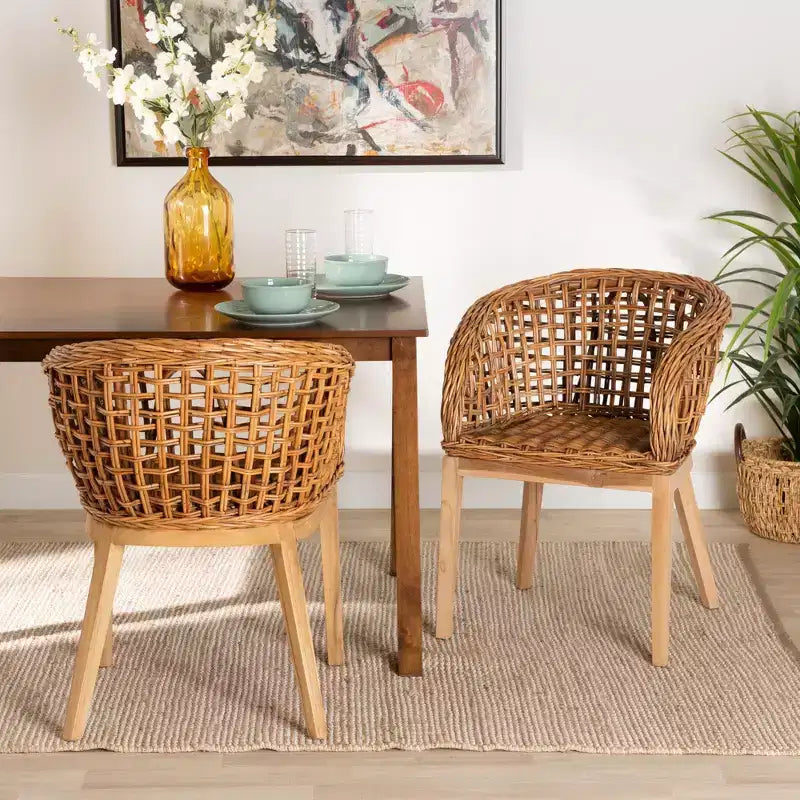 bali & pari Mario modernes, böhmisches 2-teiliges Esszimmerstuhl-Set aus Teakholz und Rattan mit naturbrauner Oberfläche