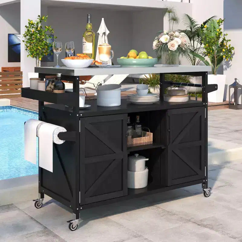 Okak Outdoor-Kücheninsel mit Edelstahlplatte, Küchenwagen aus Holz mit Türen, Regalen und Gewürzablage, rollbare Kücheninsel