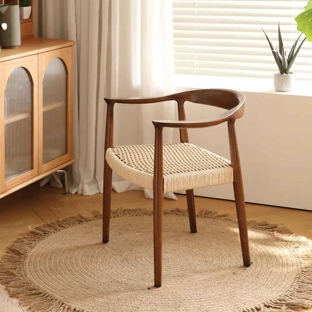Chaise de salle à manger scandinave avec structure en bois courbé, assise tressée et accoudoirs