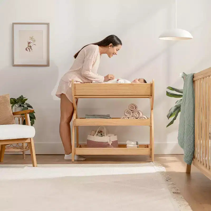 Mesa muda-fraldas Comfy Cubs - construção robusta em madeira, visual intemporal, com duas prateleiras abertas para artigos essenciais do bebé