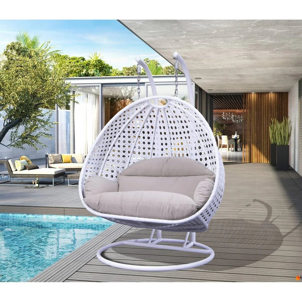 LeisureMod hängender Doppelsitz-Eierstuhl mit Gestell – Outdoor-/Indoor-Hängesessel aus Rattan-Geflecht für Terrasse, Schaukel und Hängeliege mit Polstern