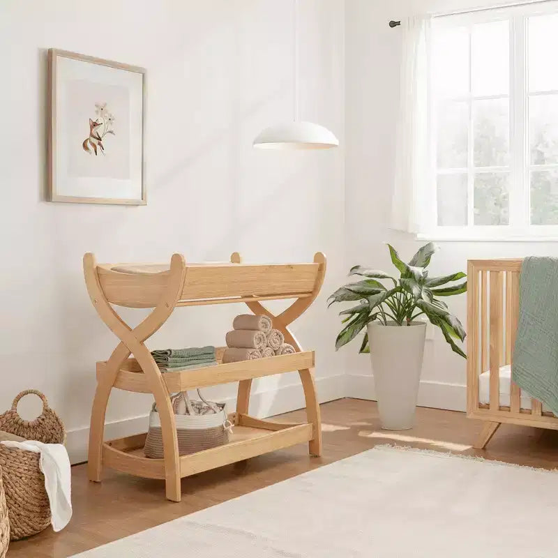 Mesa muda-fraldas Comfy Cubs - construção robusta em madeira, visual intemporal, com duas prateleiras abertas para artigos essenciais do bebé