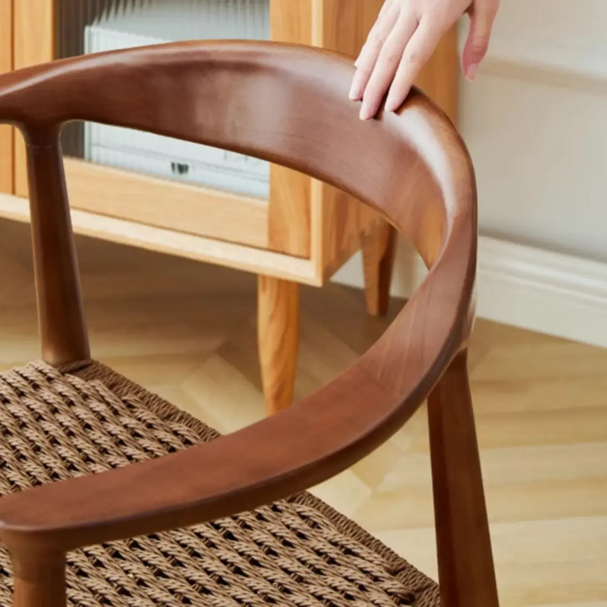 Chaise de salle à manger scandinave avec structure en bois courbé, assise tressée et accoudoirs