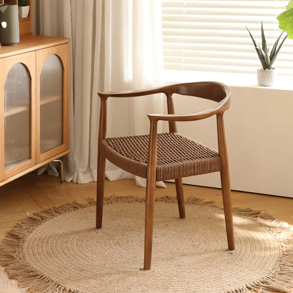Chaise de salle à manger scandinave avec structure en bois courbé, assise tressée et accoudoirs