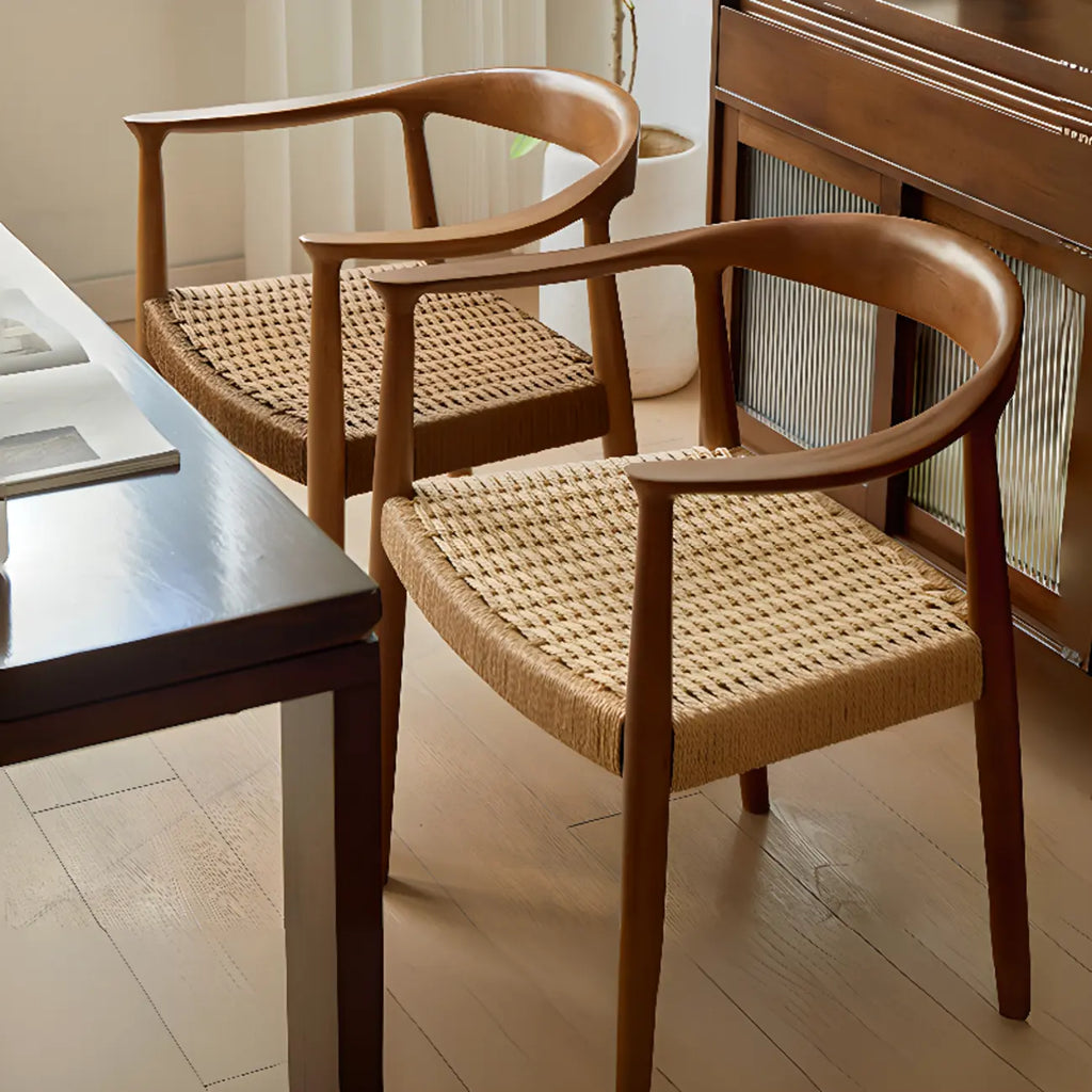 Chaise de salle à manger scandinave avec structure en bois courbé, assise tressée et accoudoirs